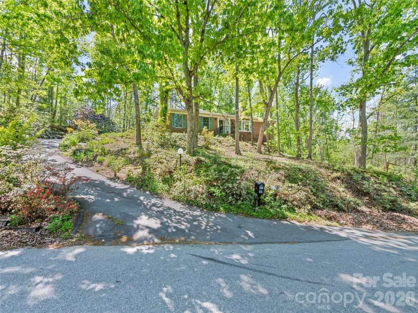 5 Sunny Ridge Drive, Asheville, NC 28804.  MLS# CAR4378402, YatesRealty ID 34285. 