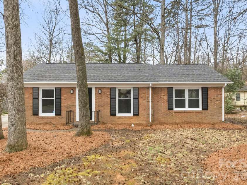 6924 Woodfield Drive, Charlotte, NC 28215.  MLS# CAR4350456, YatesRealty ID 3429. 