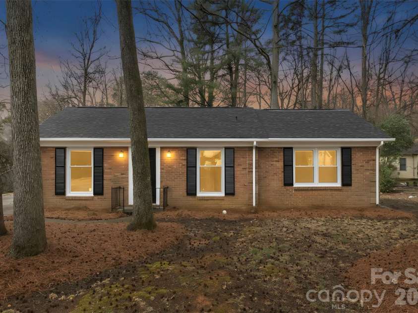 6924 Woodfield Drive, Charlotte, NC 28215.  MLS# CAR4350456, YatesRealty ID 3429. 
