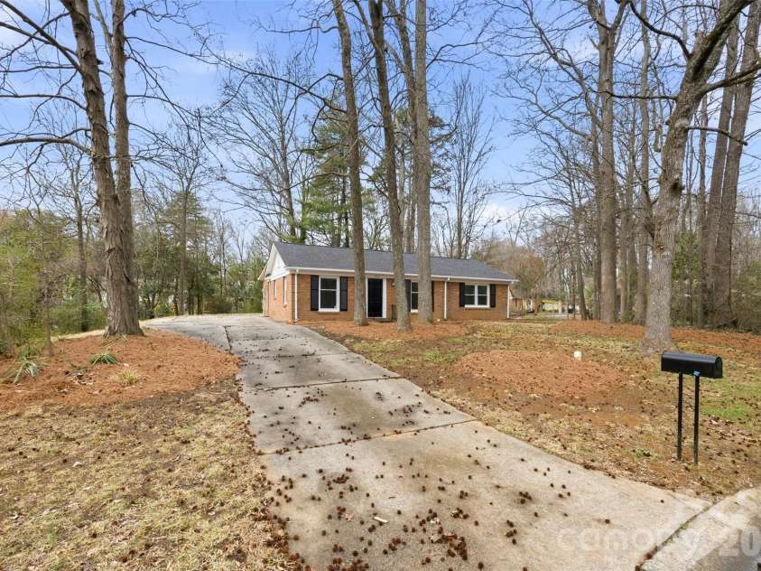 6924 Woodfield Drive, Charlotte, NC 28215.  MLS# CAR4350456, YatesRealty ID 3429. 