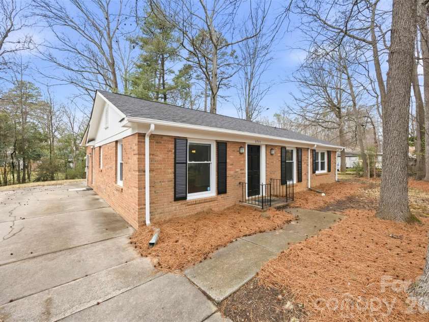 6924 Woodfield Drive, Charlotte, NC 28215.  MLS# CAR4350456, YatesRealty ID 3429. 