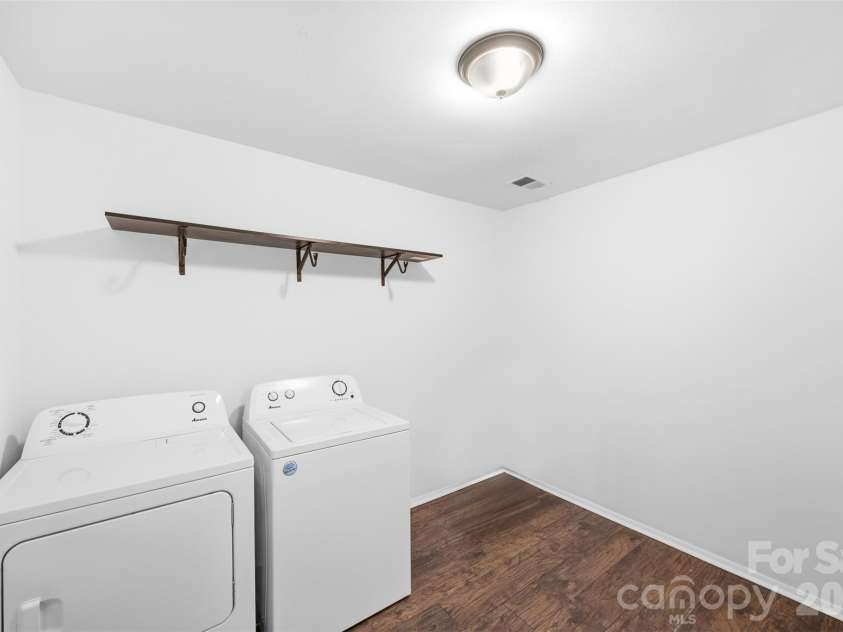 6924 Woodfield Drive, Charlotte, NC 28215.  MLS# CAR4350456, YatesRealty ID 3429. 