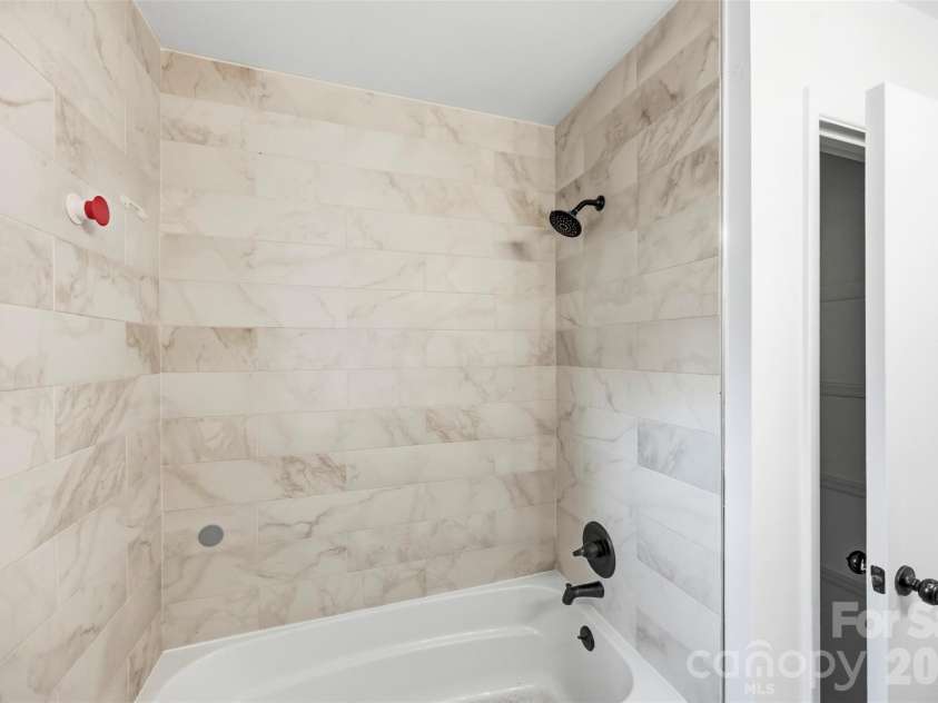 6924 Woodfield Drive, Charlotte, NC 28215.  MLS# CAR4350456, YatesRealty ID 3429. 