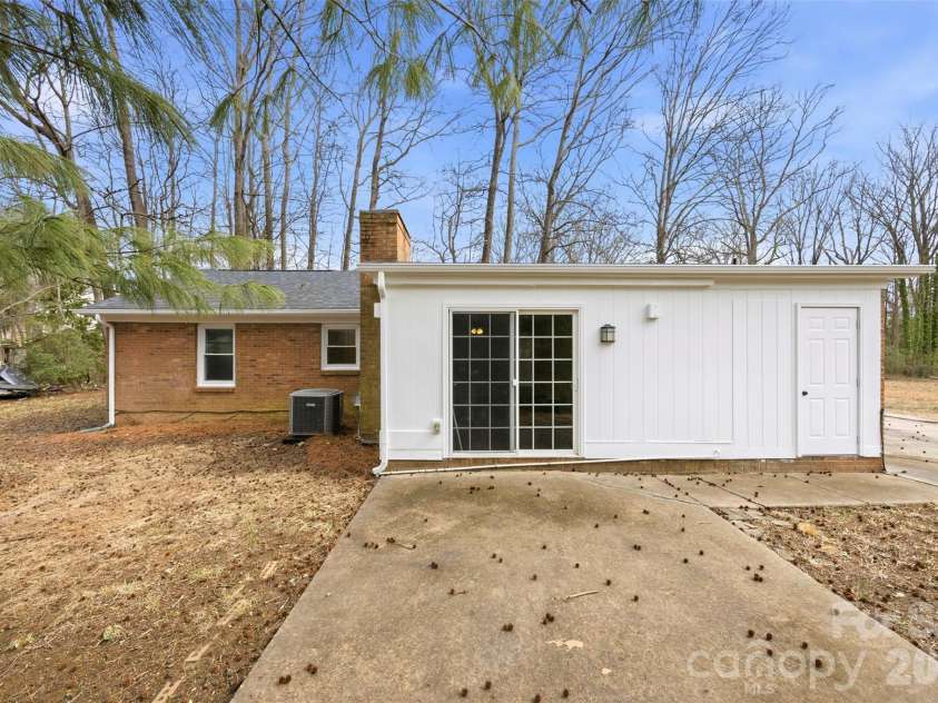 6924 Woodfield Drive, Charlotte, NC 28215.  MLS# CAR4350456, YatesRealty ID 3429. 