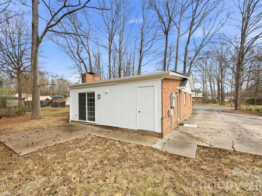 6924 Woodfield Drive, Charlotte, NC 28215.  MLS# CAR4350456, YatesRealty ID 3429. 