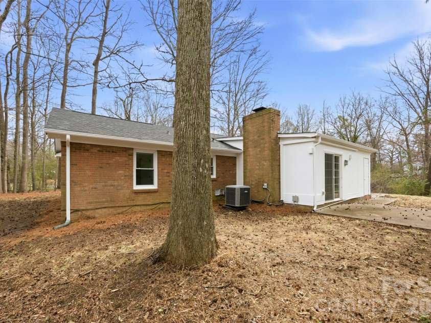 6924 Woodfield Drive, Charlotte, NC 28215.  MLS# CAR4350456, YatesRealty ID 3429. 