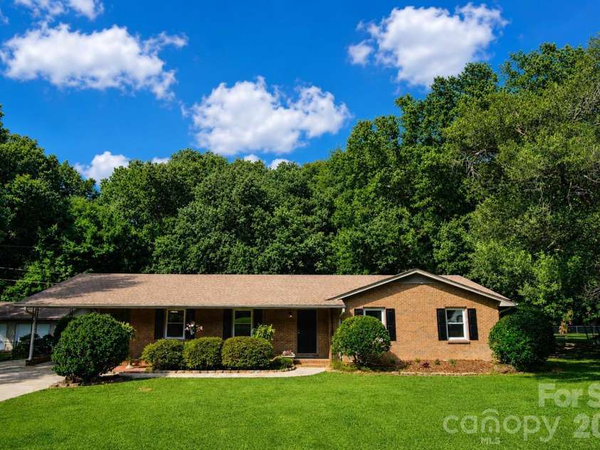 2914 Dresden Drive, Gastonia, NC 28054.  MLS# CAR4395963, YatesRealty ID 34290. 