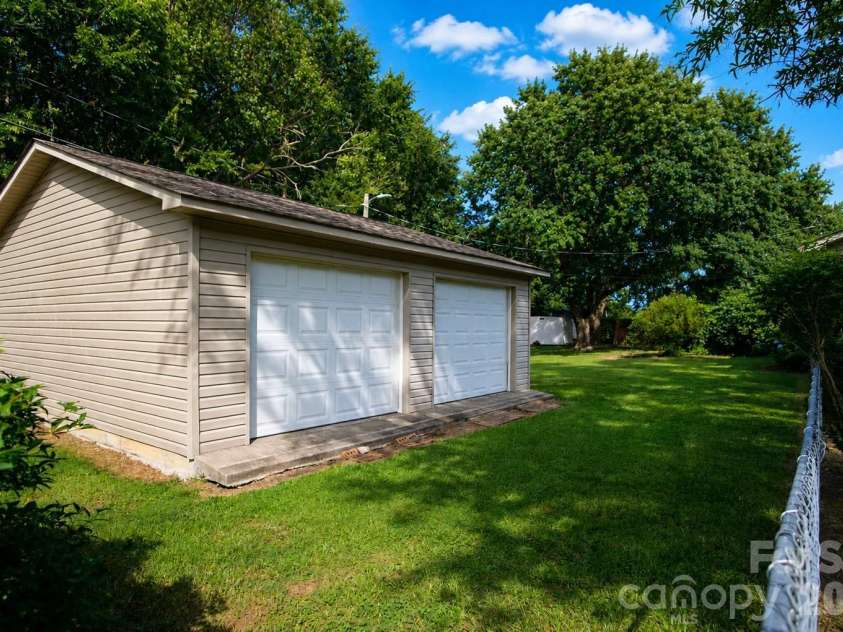 2914 Dresden Drive, Gastonia, NC 28054.  MLS# CAR4395963, YatesRealty ID 34290. 