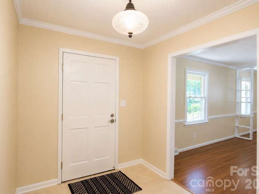 2914 Dresden Drive, Gastonia, NC 28054.  MLS# CAR4395963, YatesRealty ID 34290. 