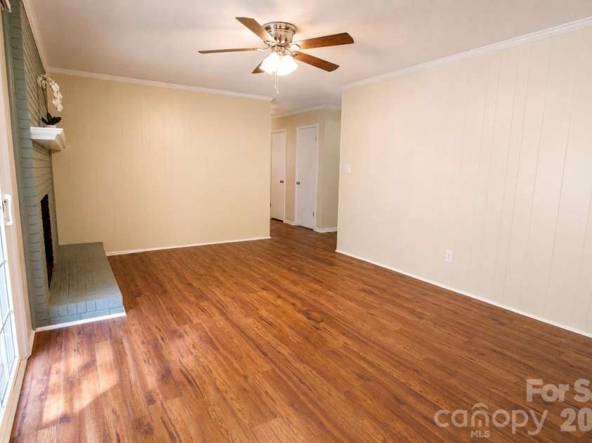 2914 Dresden Drive, Gastonia, NC 28054.  MLS# CAR4395963, YatesRealty ID 34290. 
