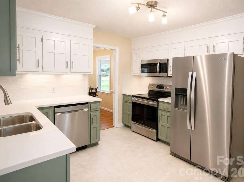 2914 Dresden Drive, Gastonia, NC 28054.  MLS# CAR4395963, YatesRealty ID 34290. 