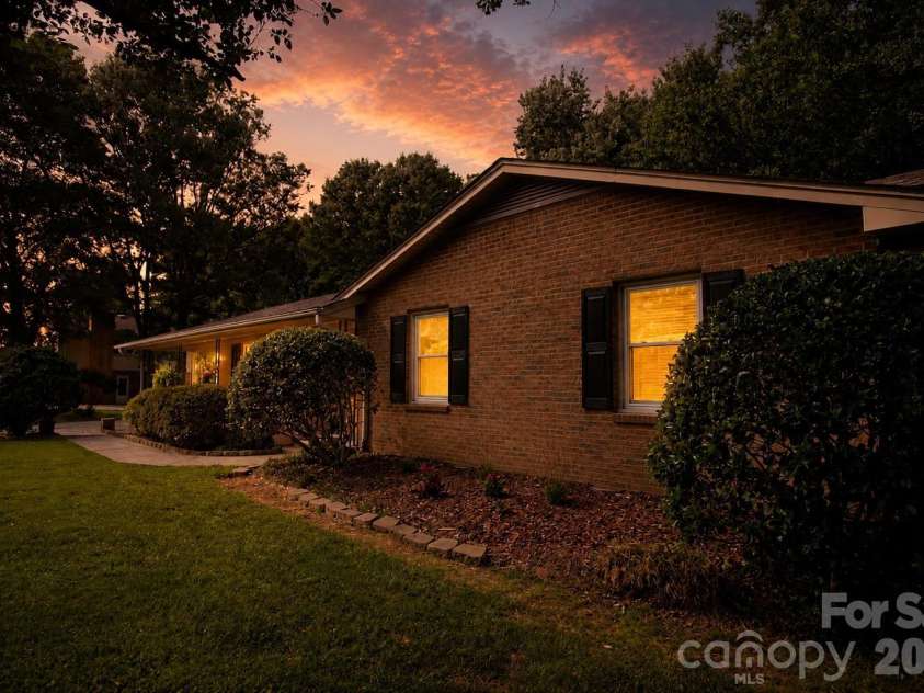 2914 Dresden Drive, Gastonia, NC 28054.  MLS# CAR4395963, YatesRealty ID 34290. 