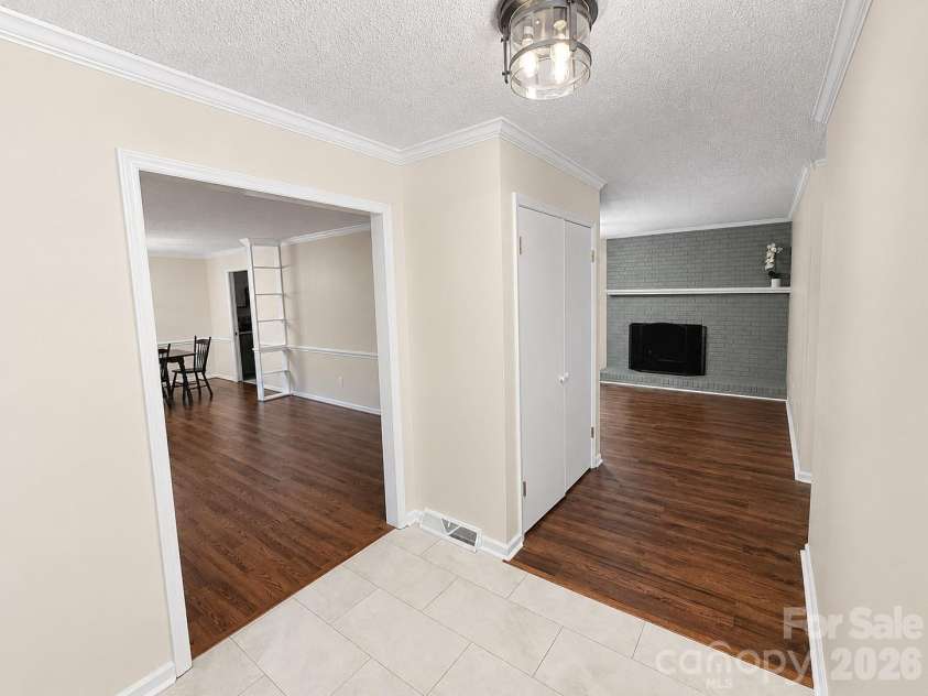 2914 Dresden Drive, Gastonia, NC 28054.  MLS# CAR4395963, YatesRealty ID 34290. 