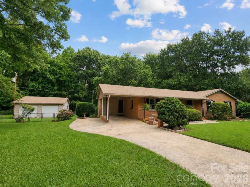 2914 Dresden Drive, Gastonia, NC 28054.  MLS# CAR4395963, YatesRealty ID 34290. 
