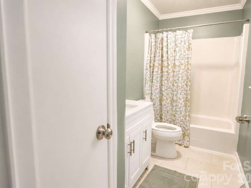 2914 Dresden Drive, Gastonia, NC 28054.  MLS# CAR4395963, YatesRealty ID 34290. Bathroom attached to primary bedroom