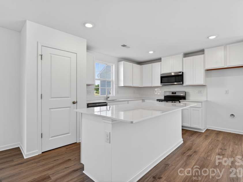 1606 Highacre Place, Bessemer City, NC 28016.  MLS# CAR4371918, YatesRealty ID 34293. Kitchen