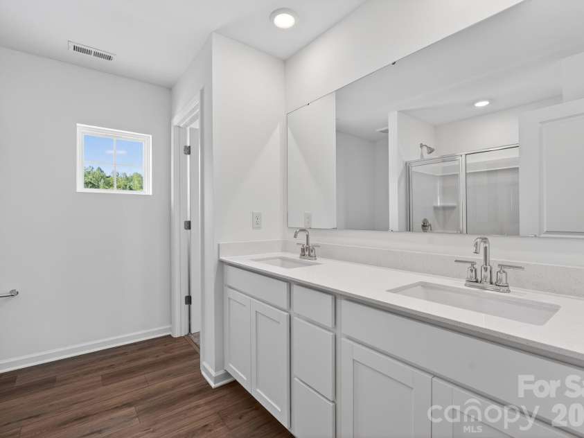1606 Highacre Place, Bessemer City, NC 28016.  MLS# CAR4371918, YatesRealty ID 34293. Primary Bath