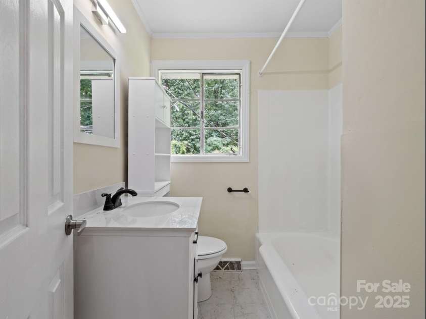 3122 Marlborough Road, Charlotte, NC 28208.  MLS# CAR4293604, YatesRealty ID 34293. Bath