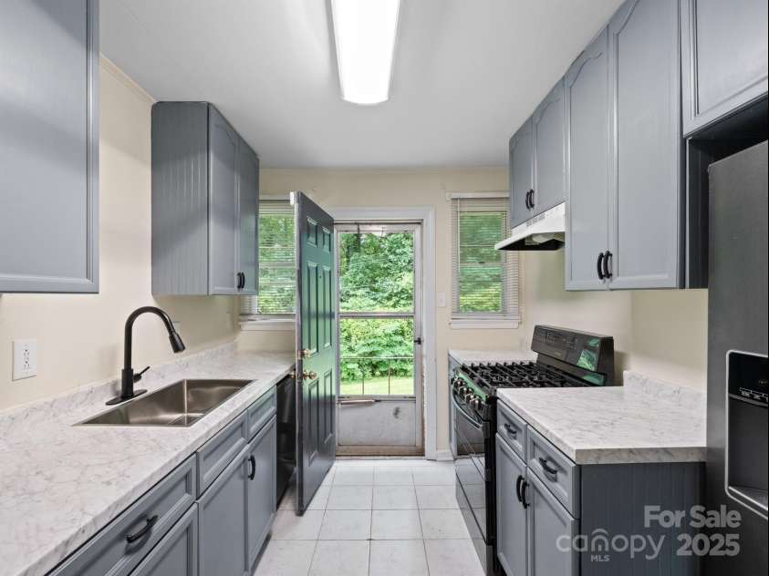 3122 Marlborough Road, Charlotte, NC 28208.  MLS# CAR4293604, YatesRealty ID 34293. Kitchen