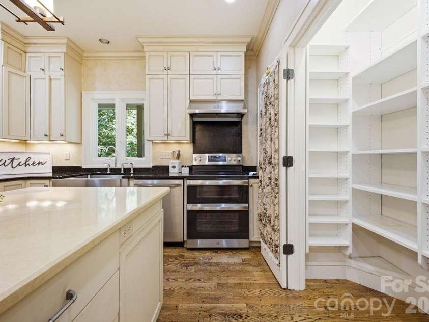2204 Cumming Woods Lane, Hendersonville, NC 28739.  MLS# CAR4396314, YatesRealty ID 34295. 
