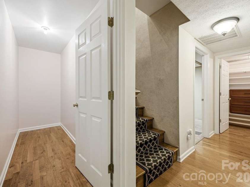 2204 Cumming Woods Lane, Hendersonville, NC 28739.  MLS# CAR4396314, YatesRealty ID 34295. 