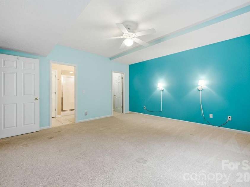 2204 Cumming Woods Lane, Hendersonville, NC 28739.  MLS# CAR4396314, YatesRealty ID 34295. 