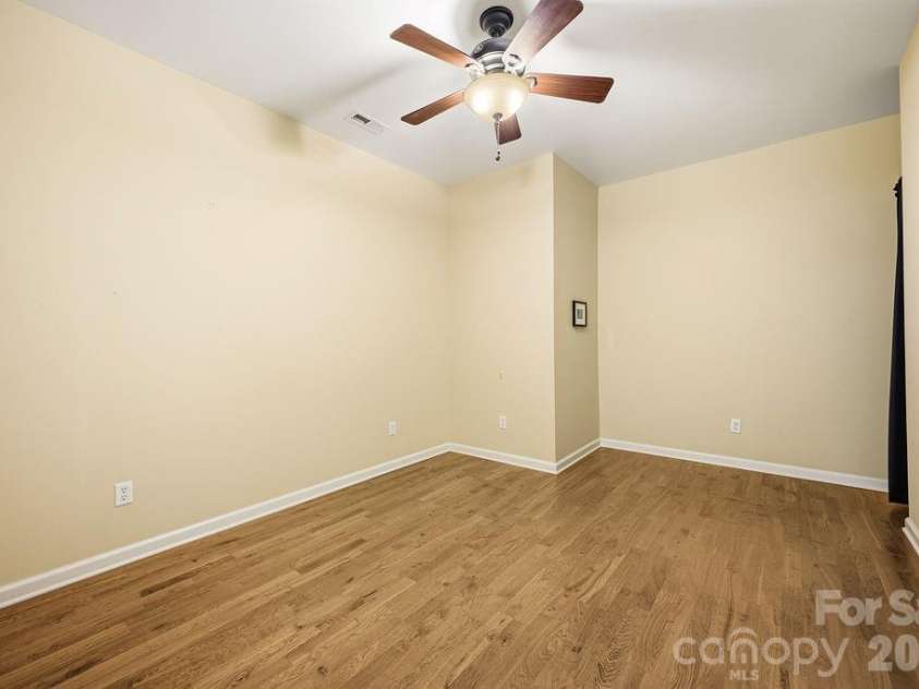 2204 Cumming Woods Lane, Hendersonville, NC 28739.  MLS# CAR4396314, YatesRealty ID 34295. 
