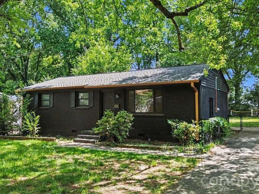 2616 Springway Drive, Charlotte, NC 28205.  MLS# CAR4397310, YatesRealty ID 34297. 