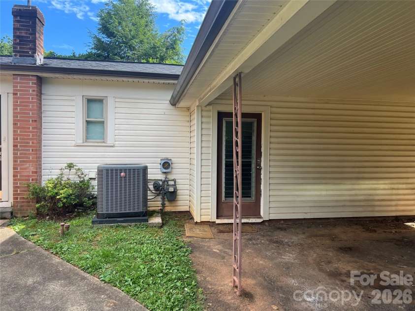2171 6th Street, Hickory, NC 28601.  MLS# CAR4396250, YatesRealty ID 34299. 