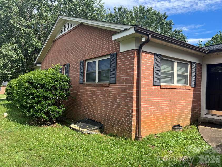 2171 6th Street, Hickory, NC 28601.  MLS# CAR4396250, YatesRealty ID 34299. 
