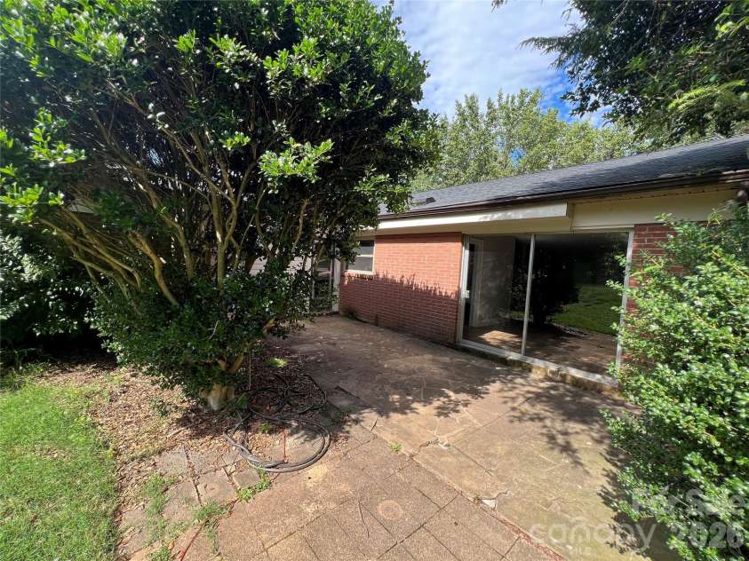 2171 6th Street, Hickory, NC 28601.  MLS# CAR4396250, YatesRealty ID 34299. 