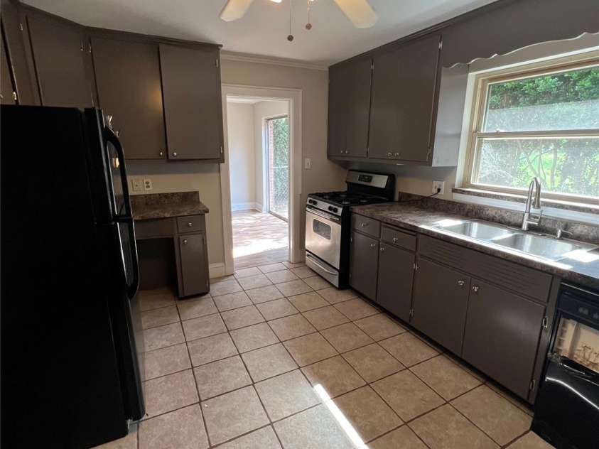 2171 6th Street, Hickory, NC 28601.  MLS# CAR4396250, YatesRealty ID 34299. 
