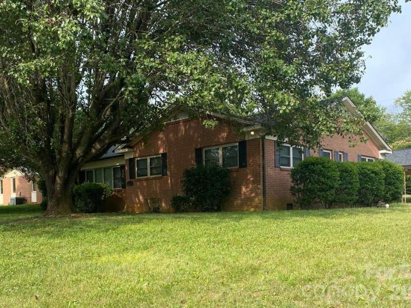 2171 6th Street, Hickory, NC 28601.  MLS# CAR4396250, YatesRealty ID 34299. 