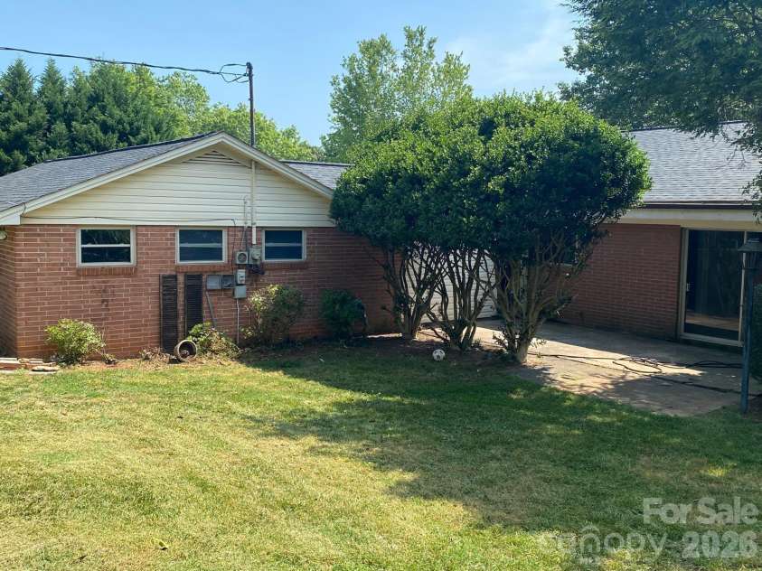 2171 6th Street, Hickory, NC 28601.  MLS# CAR4396250, YatesRealty ID 34299. 