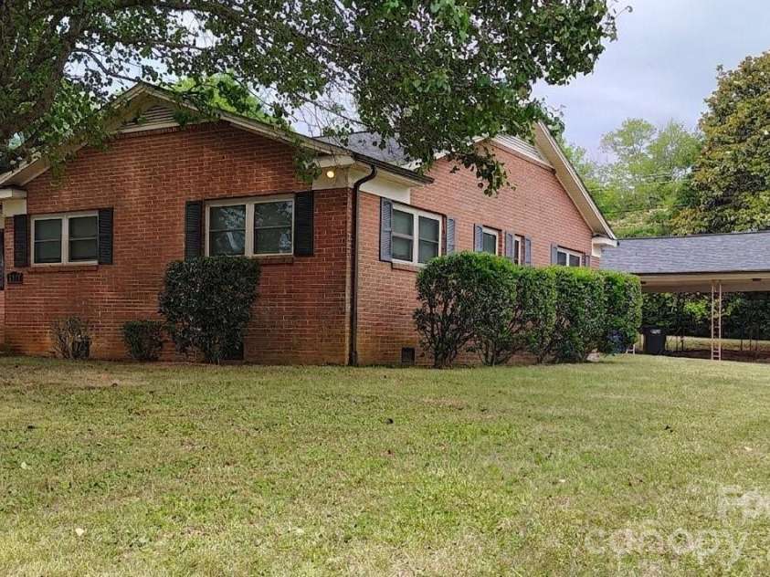 2171 6th Street, Hickory, NC 28601.  MLS# CAR4396250, YatesRealty ID 34299. 