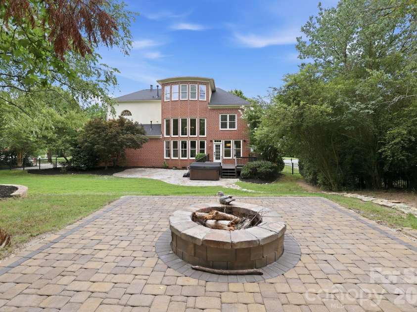 7818 Stonehaven Drive, Waxhaw, NC 28173.  MLS# CAR4385540, YatesRealty ID 34300. 