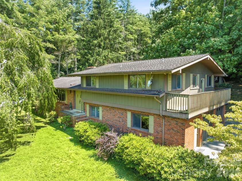 252 Big Stomp Road, Waynesville, NC 28786.  MLS# CAR4399096, YatesRealty ID 34301. 