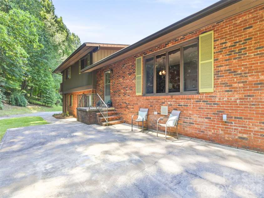 252 Big Stomp Road, Waynesville, NC 28786.  MLS# CAR4399096, YatesRealty ID 34301. 
