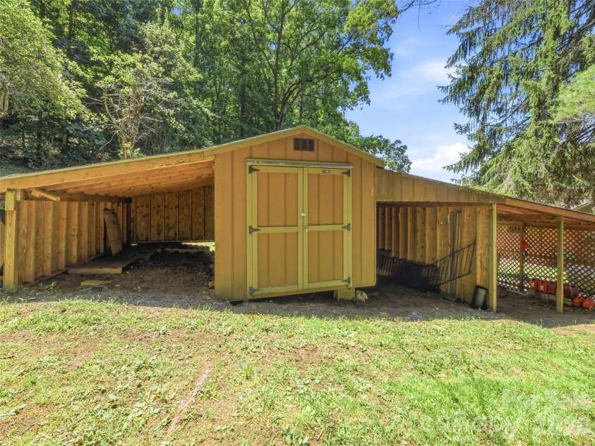252 Big Stomp Road, Waynesville, NC 28786.  MLS# CAR4399096, YatesRealty ID 34301. 
