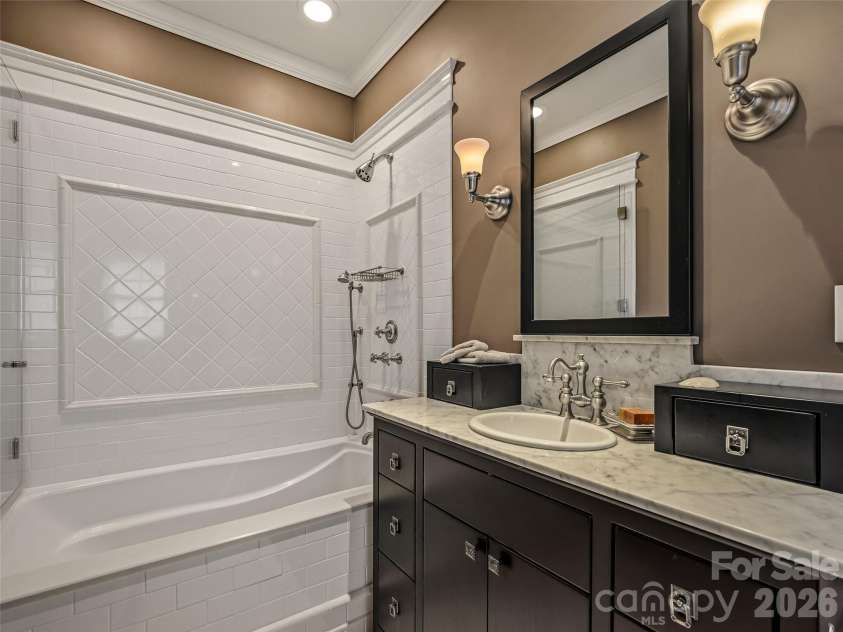 7 Stuyvesant Road, Biltmore Forest, NC 28803.  MLS# CAR4399197, YatesRealty ID 34302. Guest bath