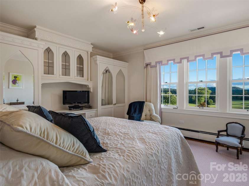 7 Stuyvesant Road, Biltmore Forest, NC 28803.  MLS# CAR4399197, YatesRealty ID 34302. Guest bedroom