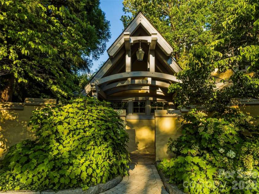 7 Stuyvesant Road, Biltmore Forest, NC 28803.  MLS# CAR4399197, YatesRealty ID 34302. Owner's private entrance