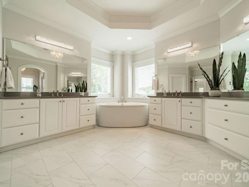 2008 Kenmere Lane, Charlotte, NC 28270.  MLS# CAR4392022, YatesRealty ID 34303. Primary bathroom