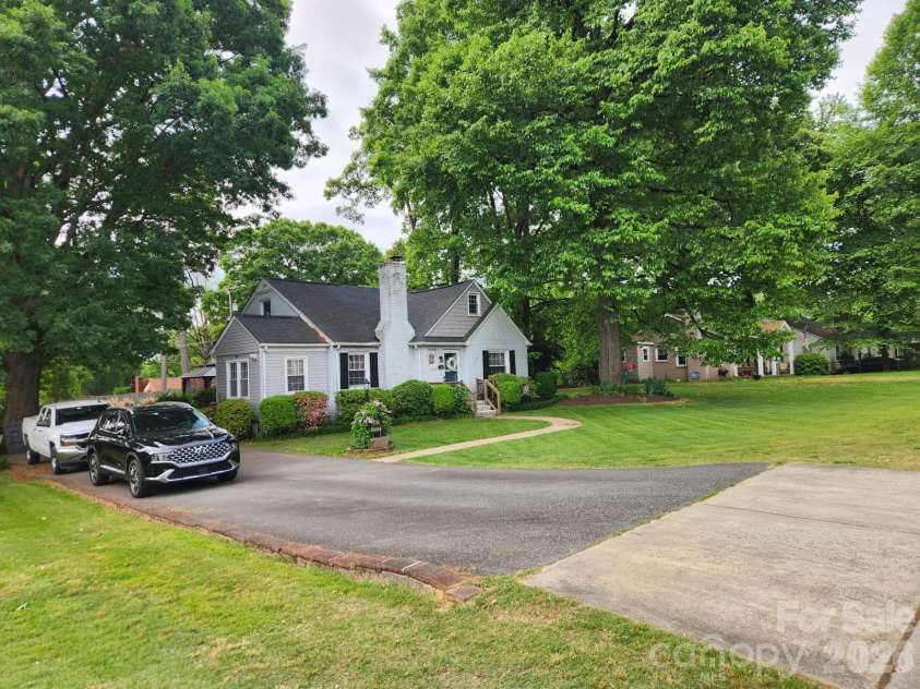3922 Mcmillan Street, Charlotte, NC 28205.  MLS# CAR4377832, YatesRealty ID 34305. Ample Parking