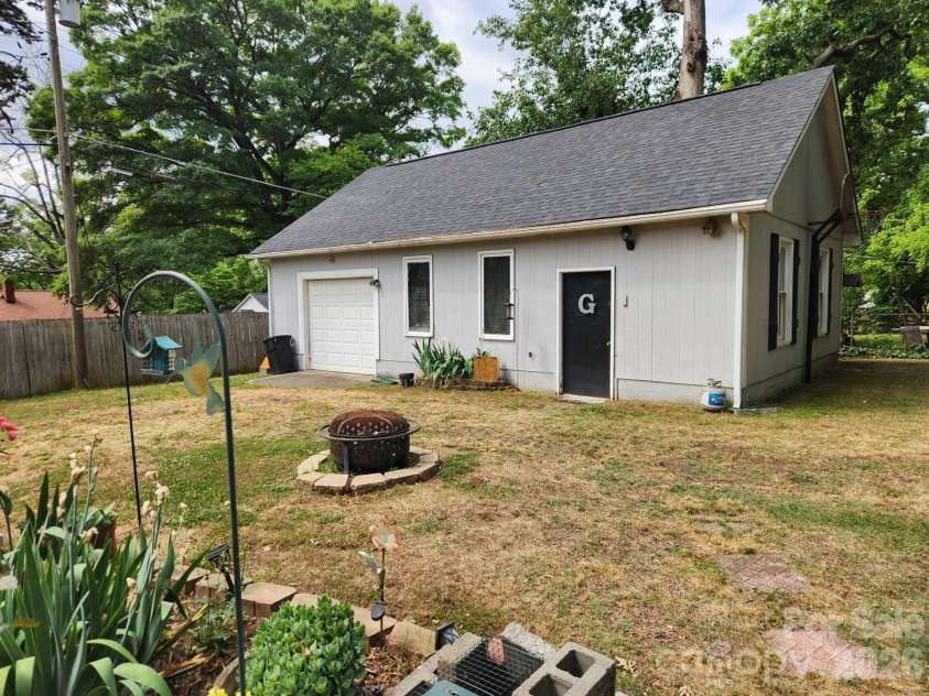 3922 Mcmillan Street, Charlotte, NC 28205.  MLS# CAR4377832, YatesRealty ID 34305. HUGE 36' x 24' Work Space