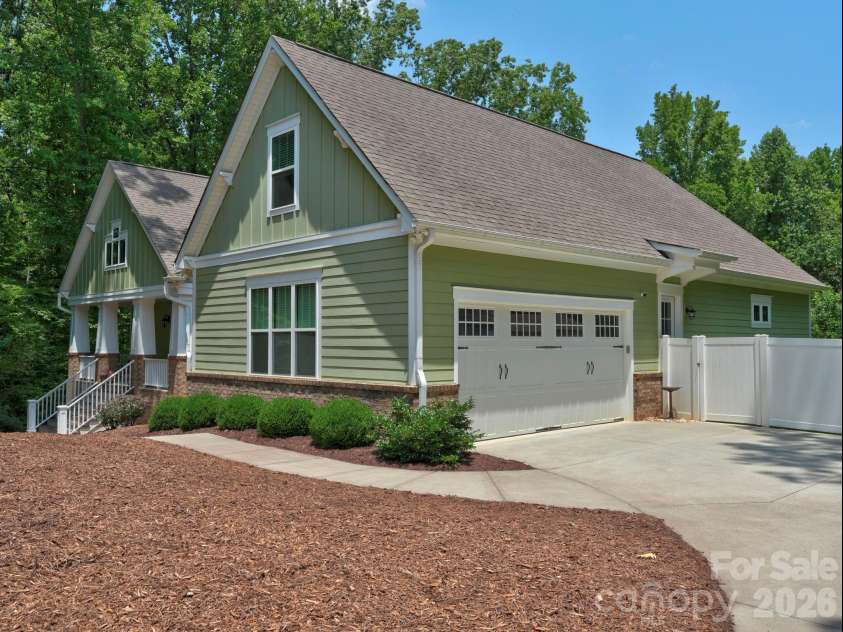 9560 Regent Drive, Davidson, NC 28036.  MLS# CAR4397866, YatesRealty ID 34310. 