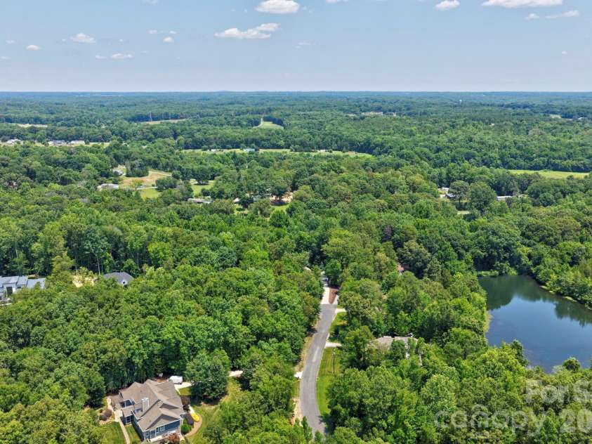 9560 Regent Drive, Davidson, NC 28036.  MLS# CAR4397866, YatesRealty ID 34310. 