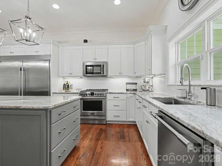 9560 Regent Drive, Davidson, NC 28036.  MLS# CAR4397866, YatesRealty ID 34310. Gas range, electric and propane ovens