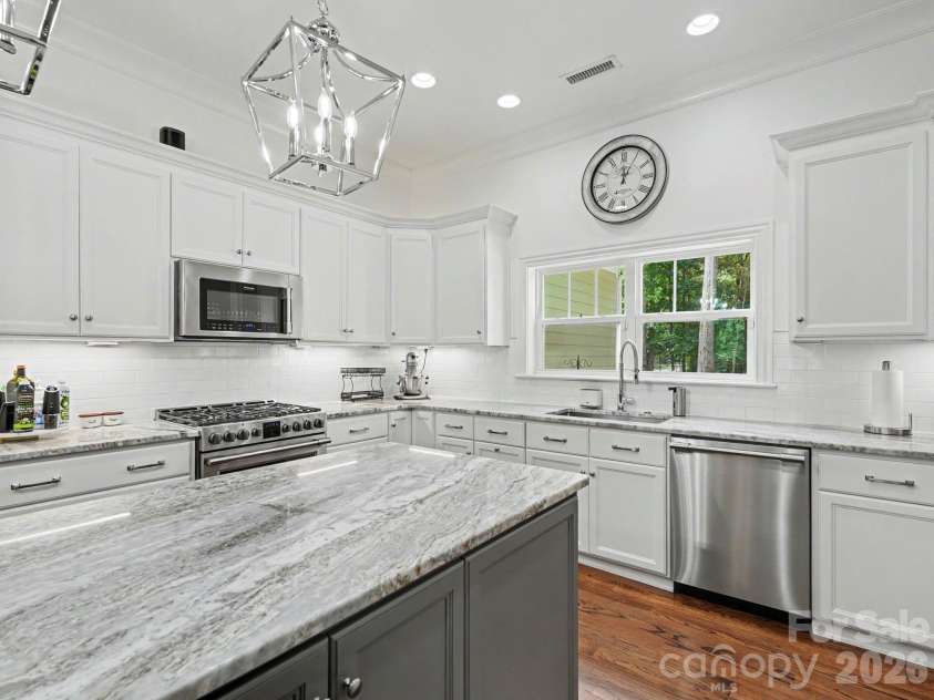 9560 Regent Drive, Davidson, NC 28036.  MLS# CAR4397866, YatesRealty ID 34310. Kitchen w/ lots of light and cabinet space