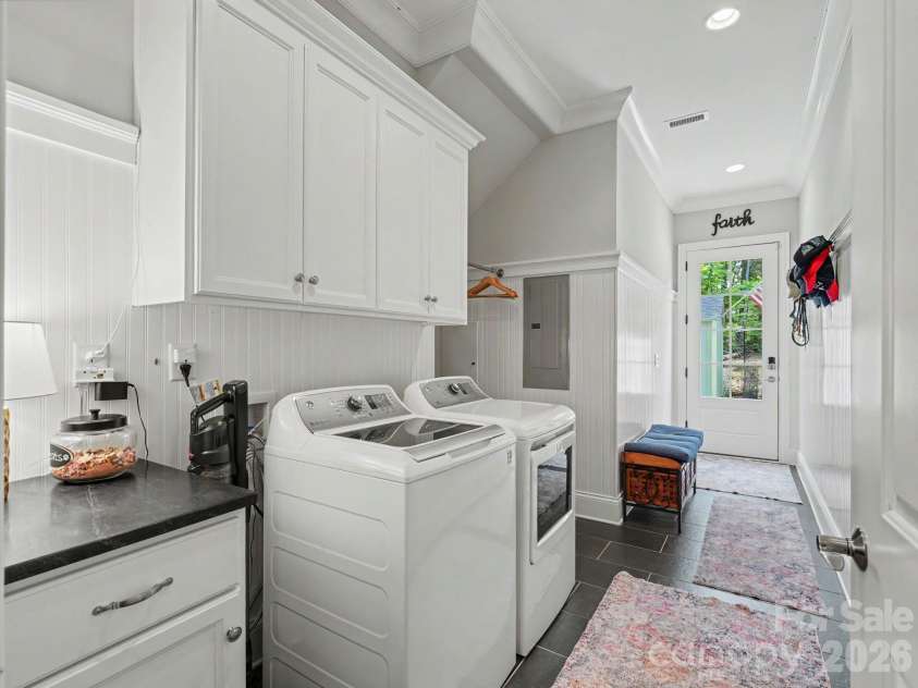 9560 Regent Drive, Davidson, NC 28036.  MLS# CAR4397866, YatesRealty ID 34310. Large utility/mud room